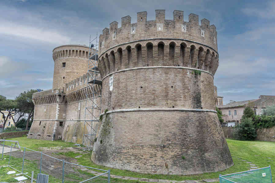 Italia - Ostia 10 - castillo de Giulio II.jpg
